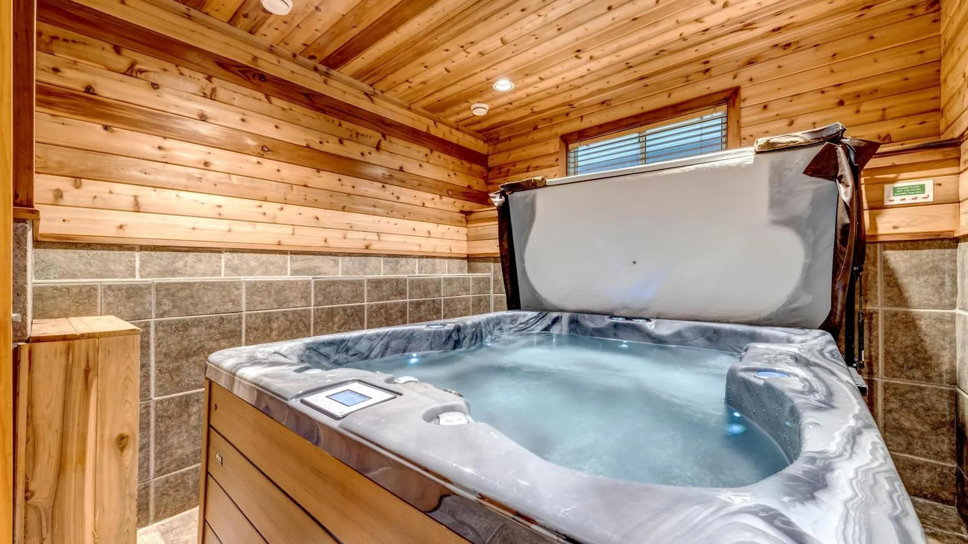 Snowy Creek 30 - Ski In Ski Out, Private Hot Tub, Short Walk To Whistler Village Holiday home