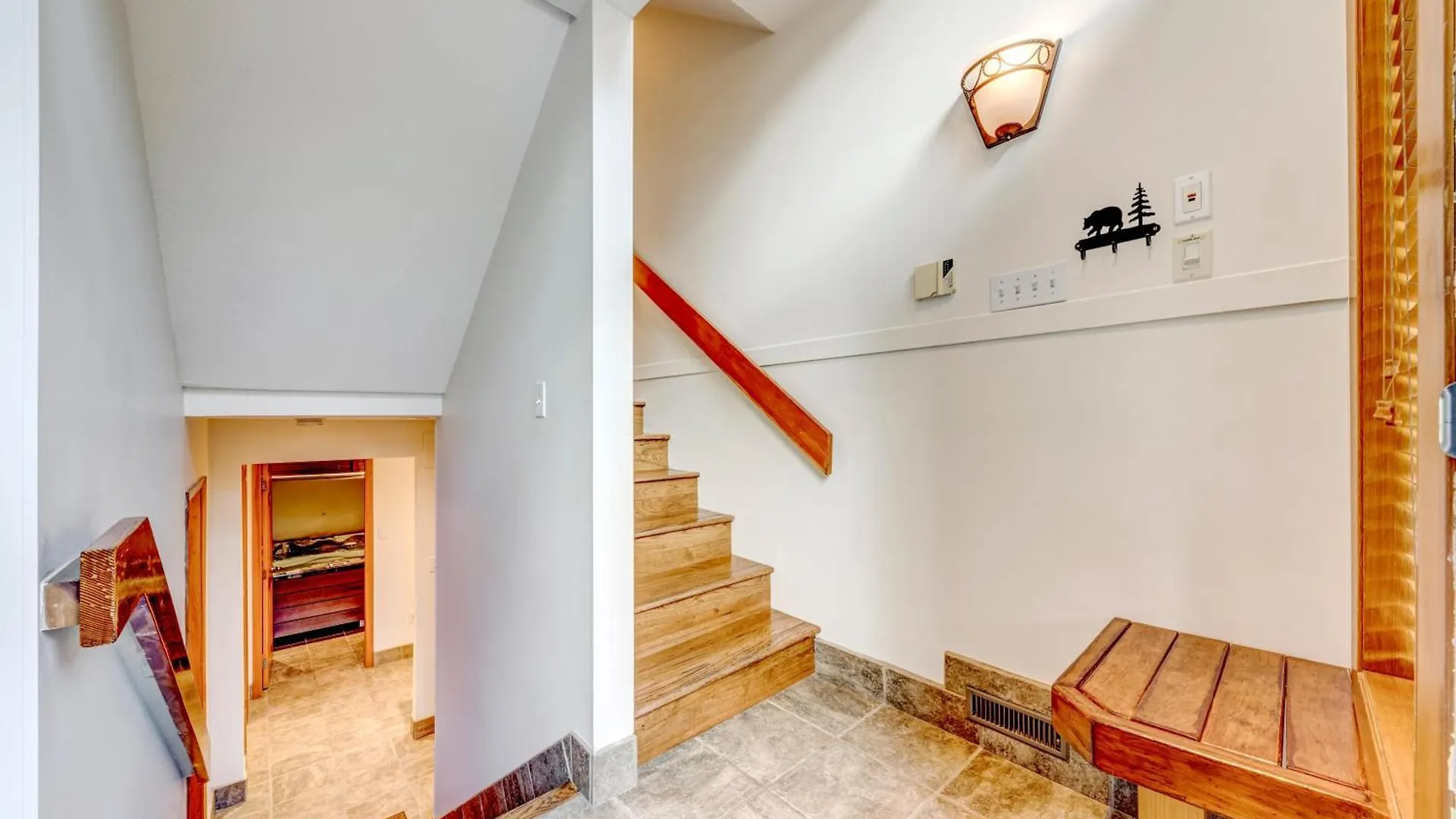 Snowy Creek 30 - Ski In Ski Out, Private Hot Tub, Short Walk To Whistler Village Holiday home
