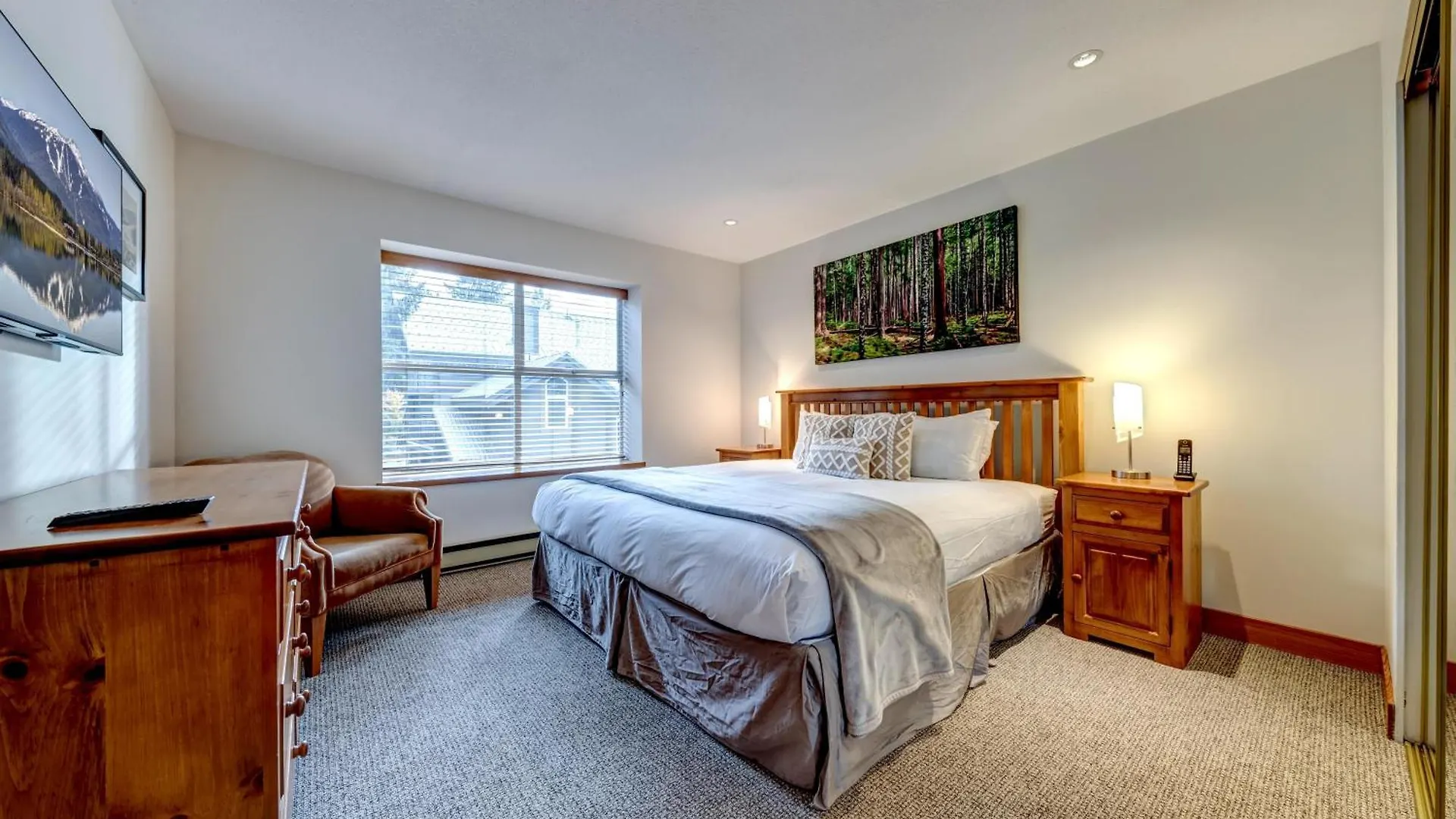 Snowy Creek 30 - Ski In Ski Out, Private Hot Tub, Short Walk To Whistler Village Holiday home