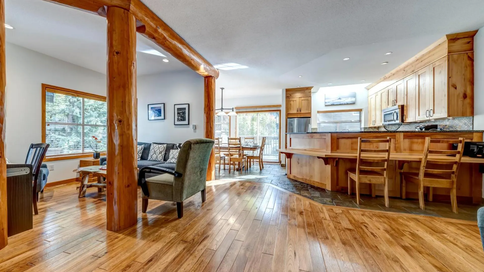 Snowy Creek 30 - Ski In Ski Out, Private Hot Tub, Short Walk To Whistler Village