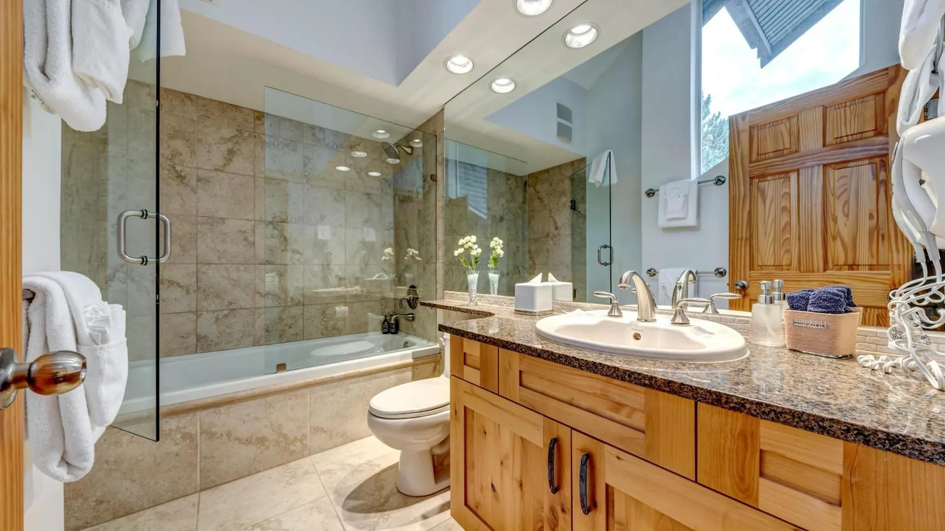 Holiday home Snowy Creek 30 - Ski In Ski Out, Private Hot Tub, Short Walk To Whistler Village